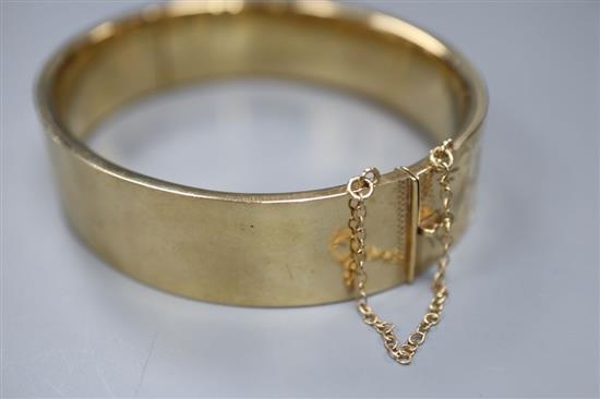 A 9ct engraved gold hollow hinged bangle, Cropp & Farr, Birmingham 1974, 20.9g.